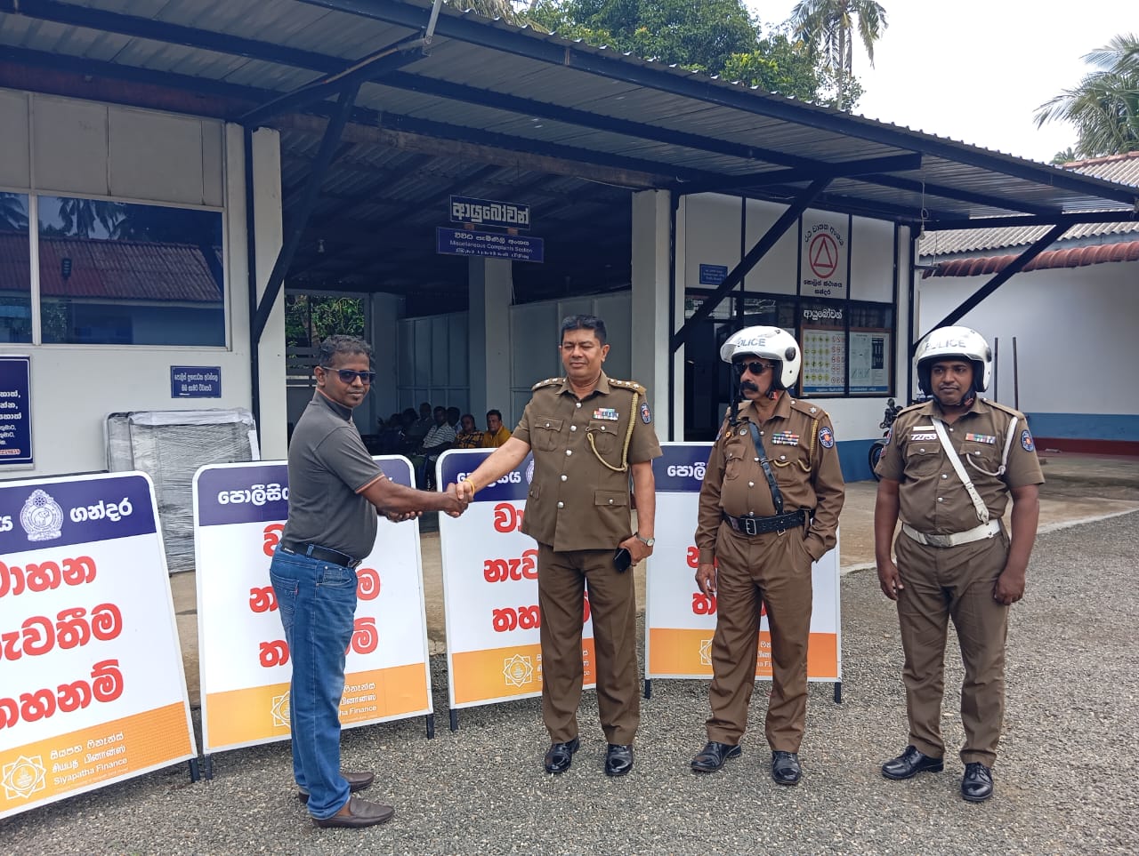 Siyapatha Finance PLC  Donates Sign Boards to Police for ‘Devinuwara Esala Perahera’